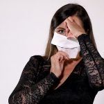 Razpri čez nos in brado